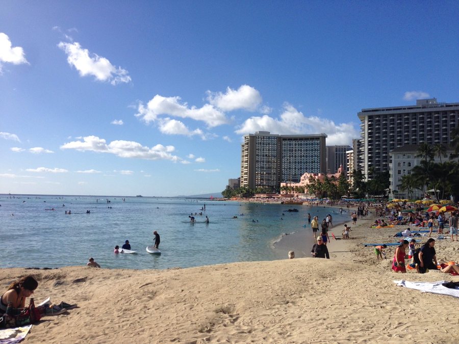 7th January Crowded Waikiki beach. Funny thing just few meters to the Diamond Head direction and you have a wonderfull beach with the park where you can sit under the high palm trees